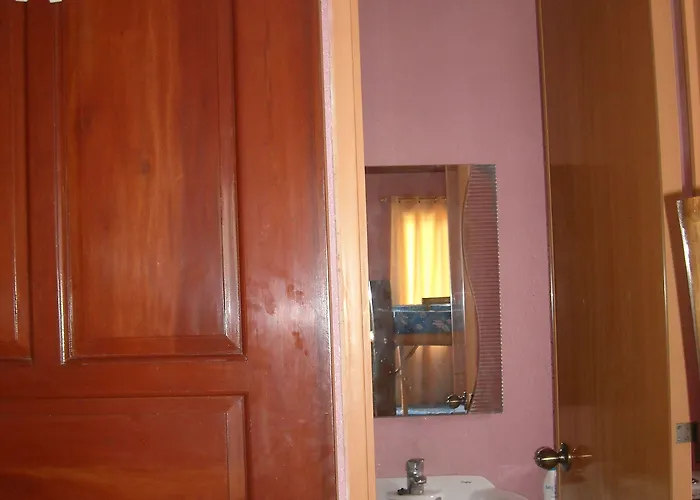 Ch Guest Hostel *